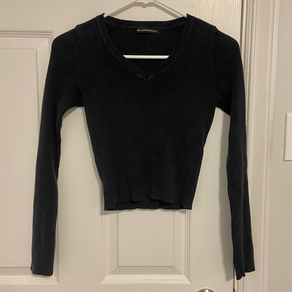 Brandy Melville Cropped V-neck Milena Sweater - Picture 2 of 3